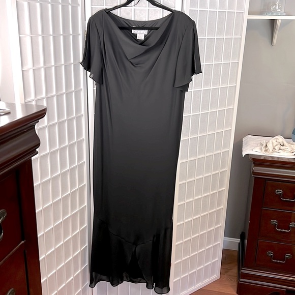Jessica Woman Gown Black Short Sleeve Scoop Neck Line Size 20 W Worn Once - Picture 1 of 5